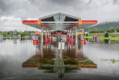 Flere har kommet opp med løsninger for å bekjempe varmere og våtere vær i byer. Her fra flommet etter uværet Hans.