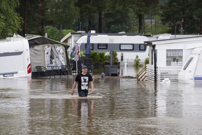 Campinvogner står under vann på Beverøya i Telemark.