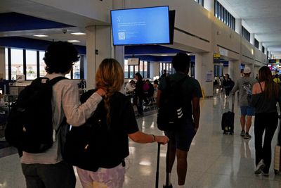 Blue Screen of Death på en storskjerm i Newark International Airport i USA.