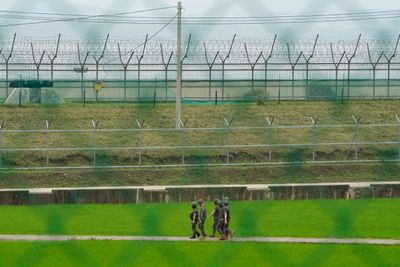 Sørkoreanske soldater ved den strengt bevoktede grensa mot Nord-Korea.