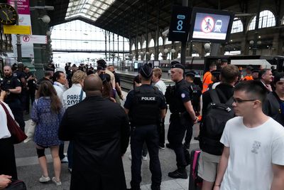 Reisende venter på togstasjonen Gare du Nord i Paris.