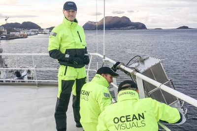 Montører fra Ocean Visuals monterer lasersystemet Sea OWL på et skip i Ålesund havn. Installasjonene selges og leases over hele verden. Markedet er oljeselskaper og myndigheter.