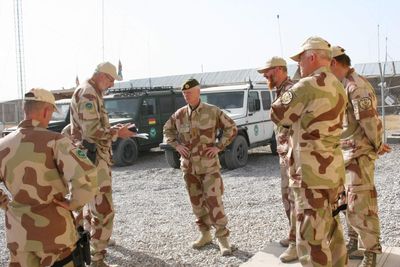 Robert Mood har hatt flere sentrale militære stillinger både i det norske forsvaret og i internasjonale fredsstyrker, her på besøk i Afghanistan i 2005.