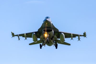 Ukraina har ifølge Bloomberg mottatt de første F-16-flyene som landet er blitt lovet av flere Nato-land. Bildet er fra Ørland flystasjon tidligere i sommer.