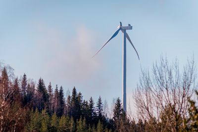 Et blad på 22 tonn og 72 meter ble i april knekt av en vindturbin på Engerfjellet, i Odal vindkraftpark. Fortsatt står turbinene i parken i ro, og vil trolig ikke starte opp før tidligst til høsten. 