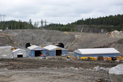 Det har lekket ut både Uran og Sulfat fra tunnelboremaskinmassene som er lagt ut på Åsland etter drivingen av Follobanen. 