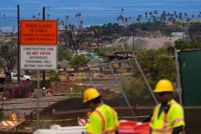 Arbeidet med å rydde opp etter brannen som la Lahaina på Hawaii i aske, fortsetter et år etter brannen. 