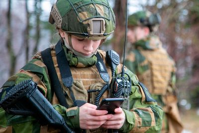 Posisjonsdata på villspor kan være skadelig for mange, inkludert personer i Forsvaret. Soldaten på bildet har ingenting med datalekkasjen å gjøre.