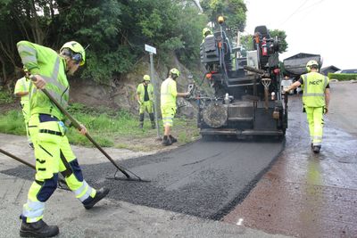 Det første tonnet av i alt 60 på denne strekningen legges ut i Rabbersveien. 