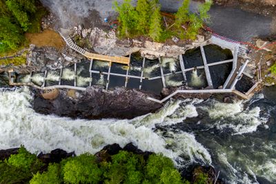 Forsker Ulrich Pulg på den ganske nye trappa ved Palmafossen i Voss, en state-of-the-art-konstruksjon. Den er en spaltetrapp, som tåler mye variasjon i vannstanden. Forbi kraftverket til Voss Energi er det også bygd en nedvandringsløsning for fisk, med varegrind som leder fisken til overflate- og bunnluker.