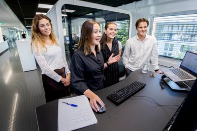 Hos Genus får sommerstudentene mulighet til å jobbe med en programvareløsning som ikke forlanger kodeskriving. Fra venstre: Renate Brækken Fornes, Oda Marie Colquhoun, Hanne Olssen og Peter Sagdahl. 