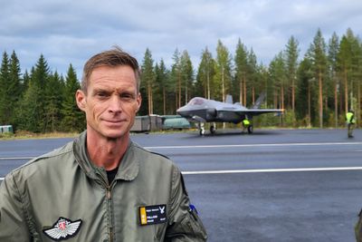 F-35 landet for første gang på motorvei i Finland i fjor høst. Det var en viktig milepæl for det nordiske luftforsvarssamarbeidet, mener avtroppende sjef Rolf Folland.