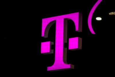 T-Mobile- har fått bot etter brudd på vilkårene i en avtale selskapet inngikk etter oppkjøpet av telekomselskapet Sprint.