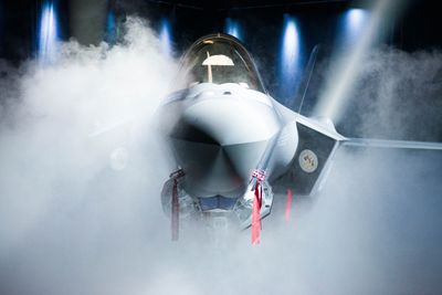 F-35 er en av de største bidragsyterne for CO2-utslipp i Forsvaret, viser Forsvarets klimaregnskap. Her fra avdukingen av F-35 under mottaksseremonien i hangar E på Ørland flystasjon i 2017.