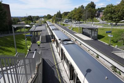 Grorudbanen er åpen for trafikk igjen. På Linderud har det blant annet blitt støpt på plattformen slik at avstanden mellom tog og plattform har blitt mindre.