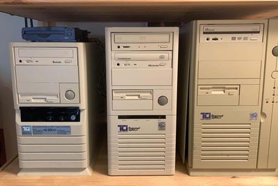 De mest populære TCI-kabinettene fra nittitallet. Artikkelforfatterens PC var av typen til venstre - et Diamond KS-330 - men til å begynne med uten CD-ROM.