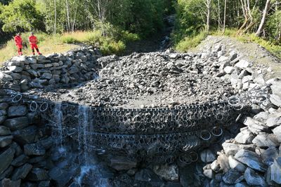 Flomskredgjerde stopper steinskred.