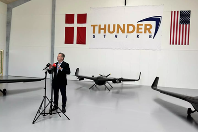 Den fargerike amerikanske forretningsmannen David Schmidt åpnet denne uken dørene til Thunderstrike Aviations nye hangar på HCA Airport utenfor Odense. Herfra skal det utvikles og produseres langtrekkende droner. Thunderstrike har imidlertid ennå ikke fløyet i Danmark.