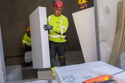 BEWI og Betonmast samlet på Trondheim katedralskole, der de har spart totalt 50 tonn CO2 ved å bruke den unike isolasjonen. 