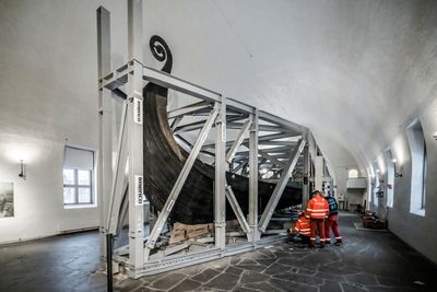 Osebergskipet pakket inn i stålrigg under ombygging av museet. Det nye museet blir omtrent tre ganger så stort som det gamle.