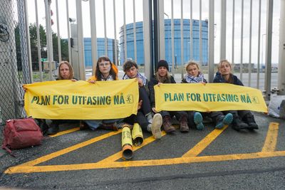 Greta Thunberg (nr. to fra høyre) og flere klimaaktivister fra Extinction Rebellion aksjonerer utenfor gassterminalen på Kårstø lørdag formiddag.