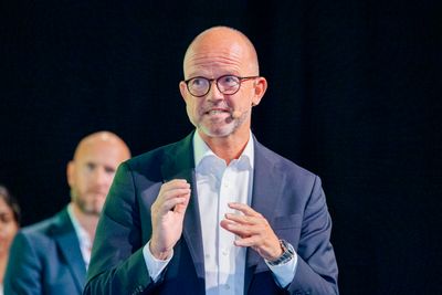 Preben Strøm i Energy Valley (t.v.) og Ole Erik Almlid (t.h.) i NHO snakker med teknologiredaktør Jan M Moberg i denne episoden av podkasten Teknisk sett.