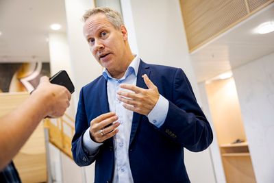 Samferdselsminister Jon-Ivar Nygård (Ap) frykter kollaps dersom elbilene slippes tilbake i kollektivfeltene på E18 på hverdager.