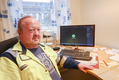 Roger Hansen, hovedtillitsvalgt i Yara-klubben, frykter for jobbene til de 70 som jobber i ammoniakkfabrikken dersom Yara satser på import i stedet for å lage grønt hydrogen selv. 