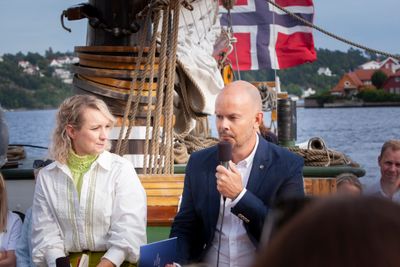 Fungerende Nkom-sjef John-Eivind Velure ønsker å gjøre satsingen på forsterket telekom raskere. Her i en samtale under Arendalsuka i august 2024 med digitaliseringsminister Karianne Tung.  