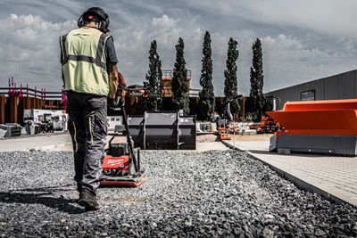 Nå utfordrer MILWAUKEE® bensinkonkurrenten med en platevibrator på batteri.