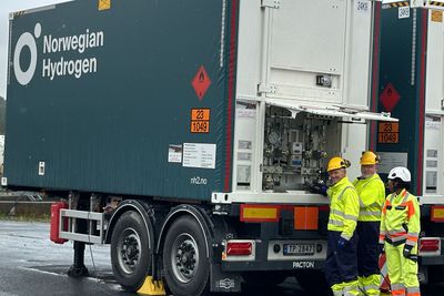 Øyvind Larsen og Anders Riise kobler til hydrogen til produksjonen i Ålesund og åpner anlegget offisiselt.