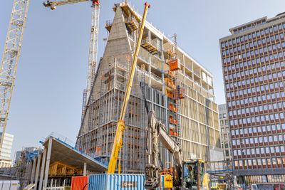 Skråveggen har vært utfordrene for ingeniørene og betongarbeiderne på A-blokka.