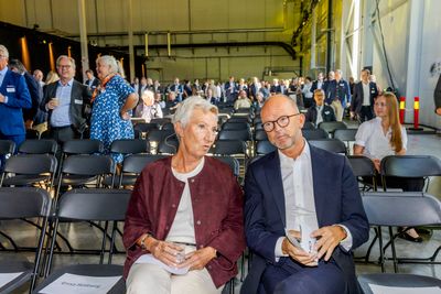 LO-leder Peggy Hessen Følsvik og NHO-direktør Ole Erik Almlid under åpningen av Morrow batterifabrikk i Arendal i fjor sommer.