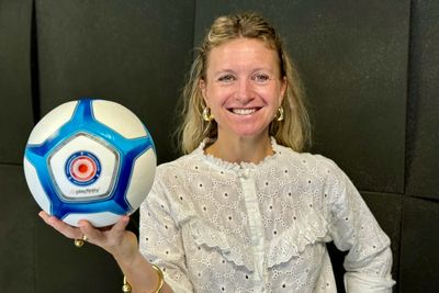 Pippa Boothman er administrerende direktør i norske Playfinity, som kombinerer fysiske spill med den digitale verden. Her med verdens eneste fotball med «på-knapp». 