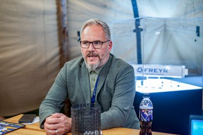 Freyr-sjefen sitter i tipi-telt, ser mellomfornøyd ut, snakker. Freyr-sjef Tom Einar Jensen i tipiteltet til Freyr på EVS35.