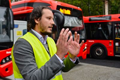 183 elektriske leddbusser skal få ettermontert dieselvarmere for bedre rekkevidde vinterstud. Men monteringen blir ikke ferdig før til våren. Bildet er fra i februar i år. Foto: Arash A. Nejad