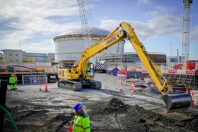 Atomkraft blir stadig viktigere i Storbritannias kraftproduksjon. Bildet viser byggingen av Hinkley Point C kjernekraftverk i Somerset. 