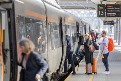 Mens Flytoget har ledig kapasitet, har det vært meldt om overfylte tog og busser etter stengingen av Ring 1 i Oslo.