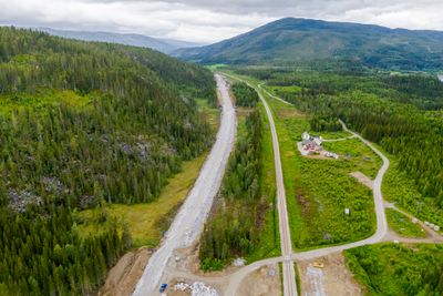 Her skal den nye veien gå over en gammel gruvegang, fra den tid det var sølv å hente ut fra fjellet i Grane. Åpningen tettes med steinblokker og betongforsterket steinfylling. 