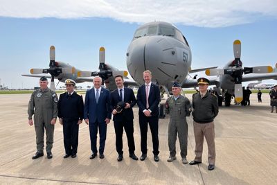 Argentinas forsvarsminister Luis Petri (i midten), omkranset av ambassadørene Marc R. Stanley (t.v) fra USA og Halvor Sætre fra Norge, og fra venstre: Fernando Luis Presti, sjef Luftforsvaret, Carlos María Allievi, sjef Sjøforsvaret, Xavier Isaac, forsvarssjef (El jefe del Estado Mayor Conjunto de las Fuerzas Armadas; JEMCFFAA) og Carlos Alberto Presti, sjef Hæren. 