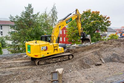 Elektrisk gravemaskin i gang med ny miljøgate på Gran på Hadeland.