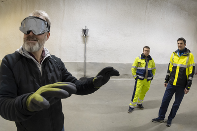 Test av lydsystemet i en av testtunnelene til Statens vegvesen. Oppfinnerne Eugene Zaikonnikov og Tron Vedul Tronstad følger med.