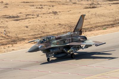 Det israelske F-16I Sufa kan fremstå noe mer klumpete enn andre F-16, på grunn av drivstofftankene montert på øvre del av flyets skrog. Her er flyet på rullebanen i Israel i forbindelse med oppdrag i Libanon i september.