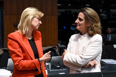 Agnès Pannier-Runacher (t.v.) er en sterk ambassadør for kjernekraft og skal bryne seg på den nye visepresidenten i EU-kommisjonen, Teresa Ribera, som ikke er kjent som varm tilhenger av kjernekraft. 