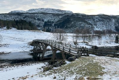 Låga gangbru i Suldal er over 200 år gammel.