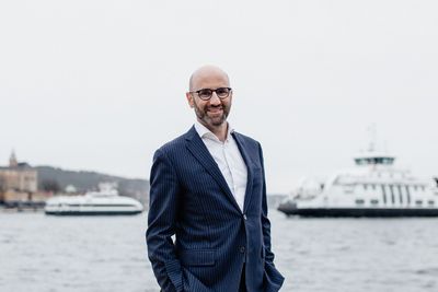 Alexandre Vermot, Norgessjefen for Schneider Electric, foran de nye elektriske ferjene i Oslofjorden. Han etterlyser enda mer energieffektivisering for å muliggjøre elektrifiseringen av Norge.