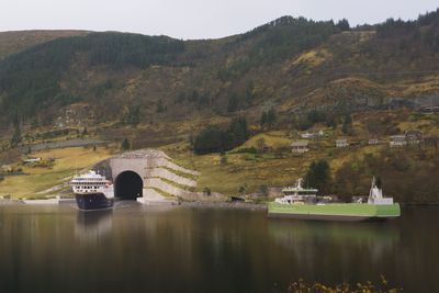 Verdens første skipstunnel kan være ferdig i 2030 dersom dagnes tidslinje følges. Skip på opptil 20.000 bruttotonn kan seile gjennom den 1,7 kilometer lange tunnelen.