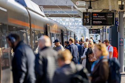 Produksjonen av de nye togene til Oslo-regionen går ikke på skinner. 