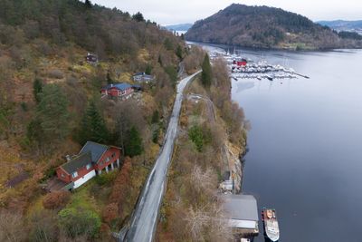 Dagens fylkesvei 5310 med utsikt mot nord. Marinaen i bakgrunnen.