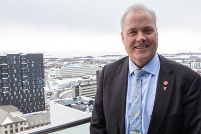 Bjørn Larsen, fylkesråd for næring i Nordland, har ingen forhåpninger om at fylket skal oppnå full bredbåndsdekning neste år etter å ha sett størrelsen på bredbåndstilskuddet som ble lagt fram i regjeringens forslag til statsbudsjett for 2025.